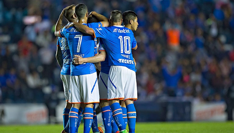 Jugadores de Cruz Azul celebran un gol 