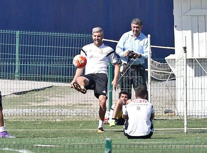 Gignac domina el balón en la práctica