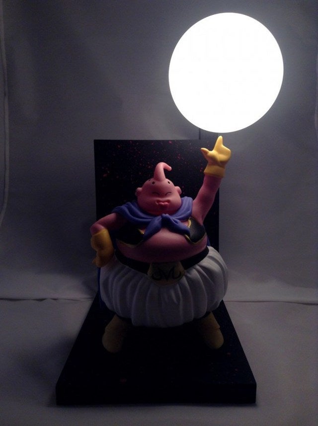 Majin Boo prepara una bola de poder 