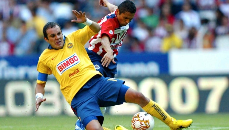 Blanco disputando un partido contra las Chivas