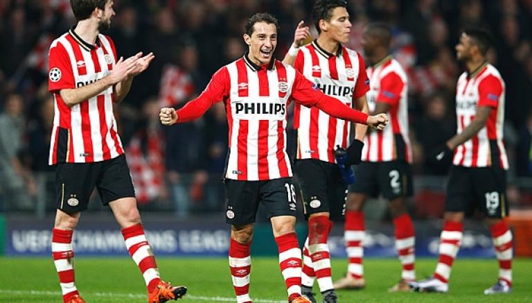 Guardado celebra en juego del PSV