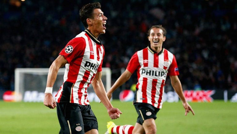 Héctor Moreno y Guardado festejan un gol en Champions