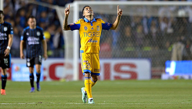 Aquino festeja un gol con Tigres