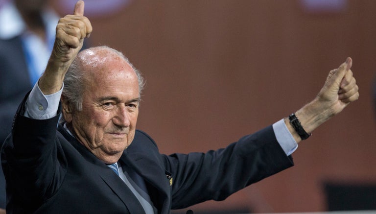 Blatter levanta las manos en congreso de la FIFA