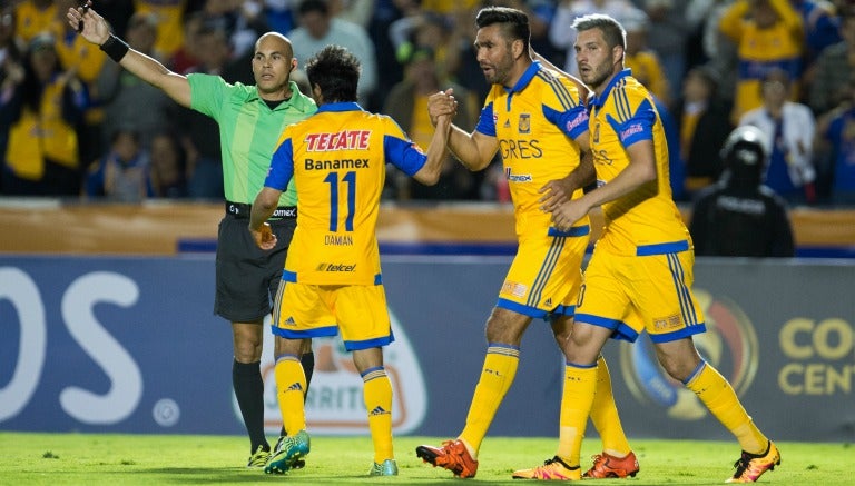 Gignac felicitando a Rivas tras su anotación