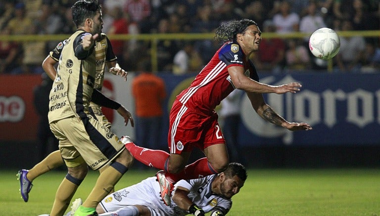 Gullit Peña cae en el área de Dorados