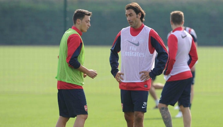 Pires entrena junto a Özil con el Arsenal