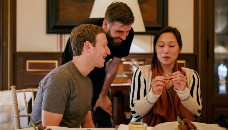 Piqué en compañía de Zuckerberg y su esposa Priscilla