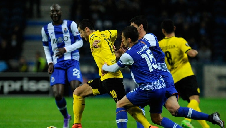 Jugadores del Porto intentan detener a Henrikh Mkhitaryan