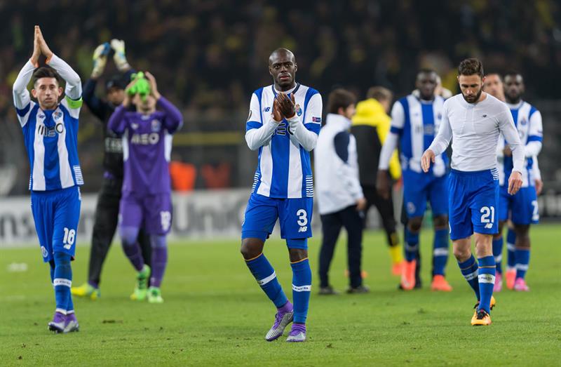 Herrera y jugadores del Porto aplauden a su aficón