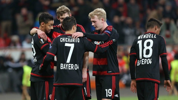 Chicharito celebra con sus compañeros, uno de los goles del partido