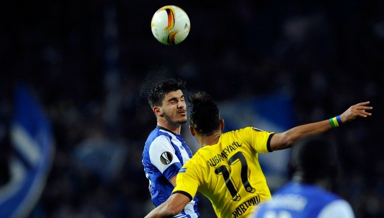 Ruben Neves remata de cabeza el balón