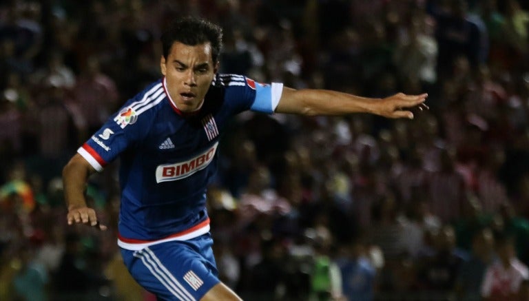 Omar Bravo durante un partido de Chivas