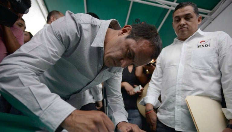 Cuauhtémoc Blanco firma un documento