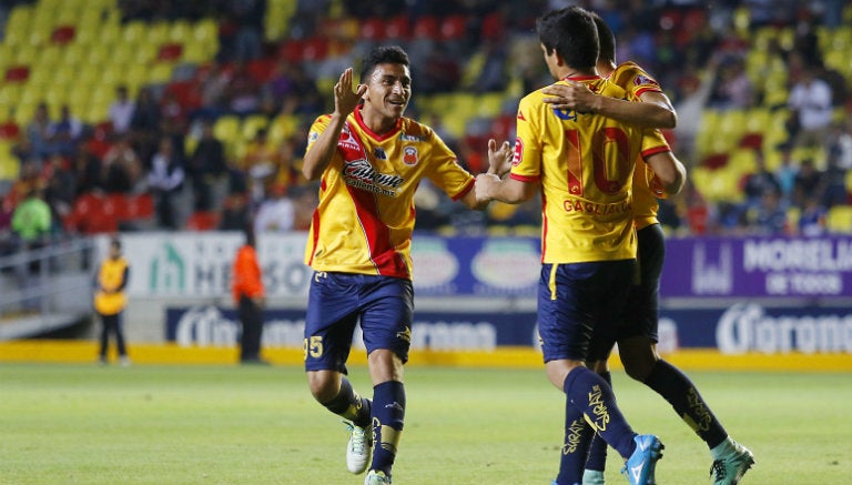 Jugadores de Monarcas festejan un gol