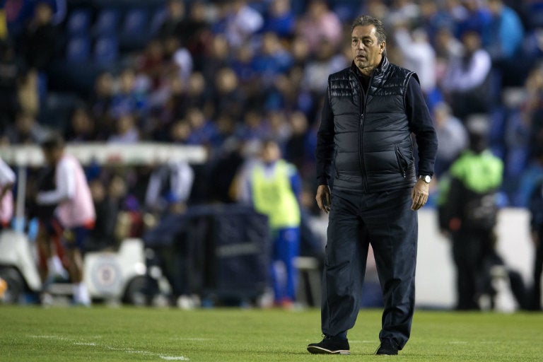 Tomás Boy dirige en el Estadio Azul