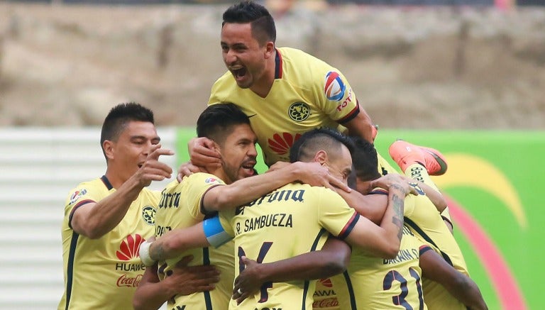 Jugadores de América festejan un gol