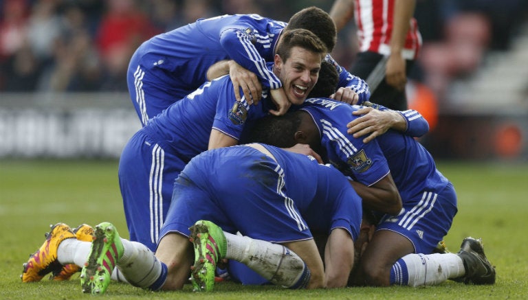 Jugadores del Chelsea festejan un gol