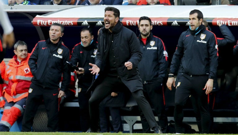 Simeone da indicaciones a sus jugadores