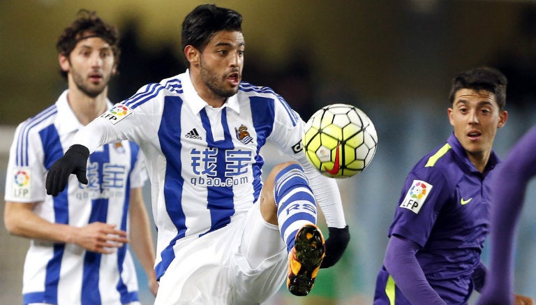 Carlos Vela controla el balón en juego contra Málaga