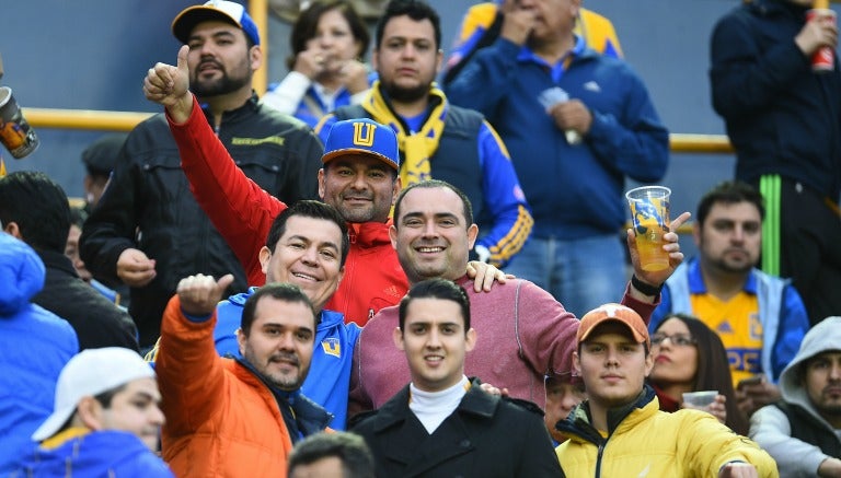 Aficionados de Tigres en el Universitario