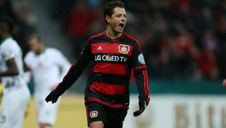 Chicharito celebrando una anotación con el Bayern Leverkusen