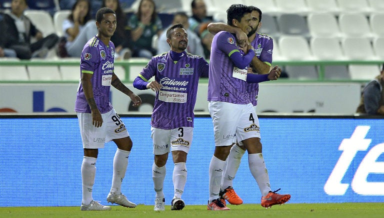 Jugadores de Chiapas celebran gol contra León