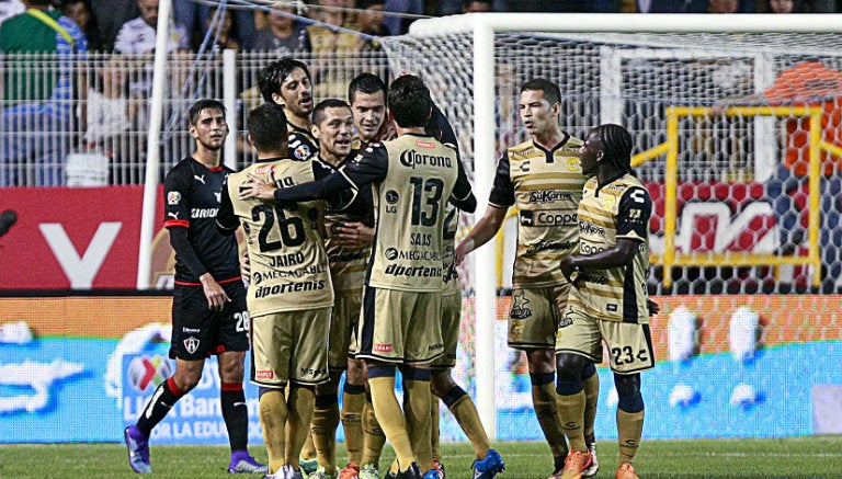 Jugadores de Dorados festejan un gol contra Atlas