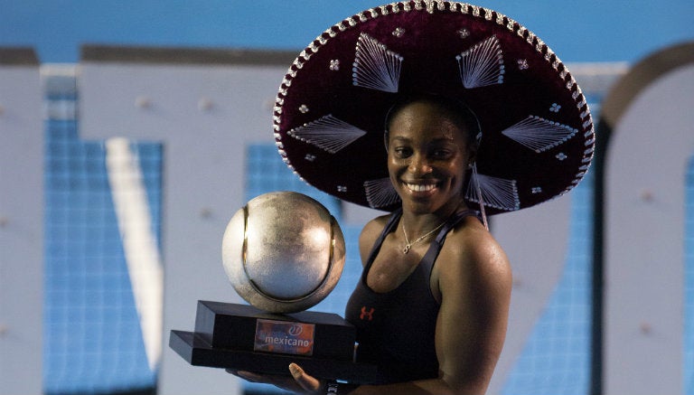 Sloane Stephens muestra su trofeo del Abierto Mexicano de Tenis