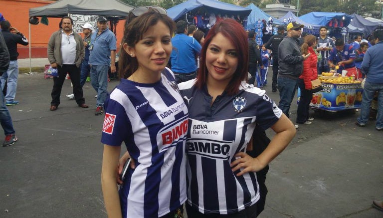 Aficionadas de Rayados a las afueras del Azul