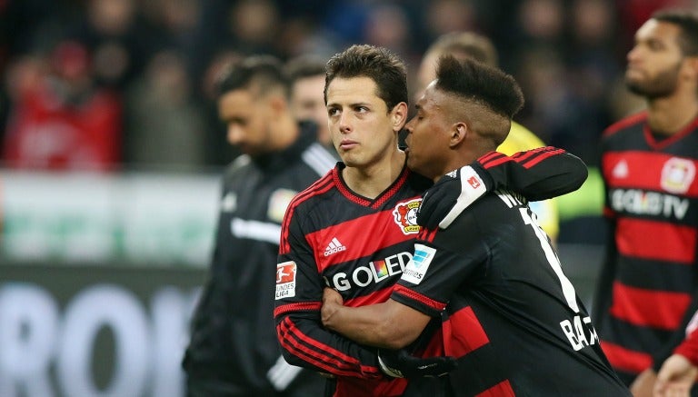 Javier Hernández festeja un gol con su compañero