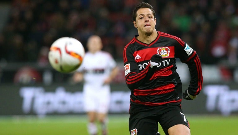 Chicharito persigue el balón en partido del Leverkusen