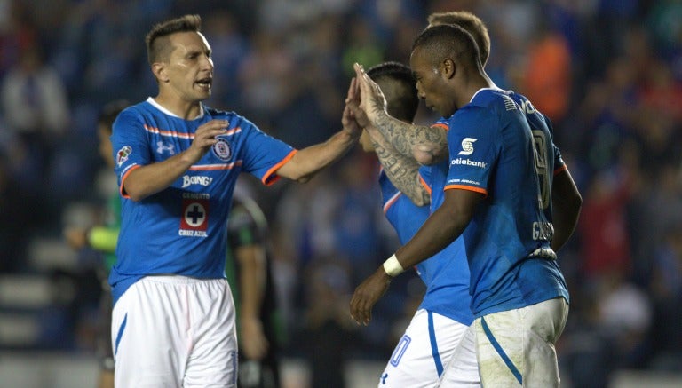 Jugadores de Cruz Azul celebran después de un gol