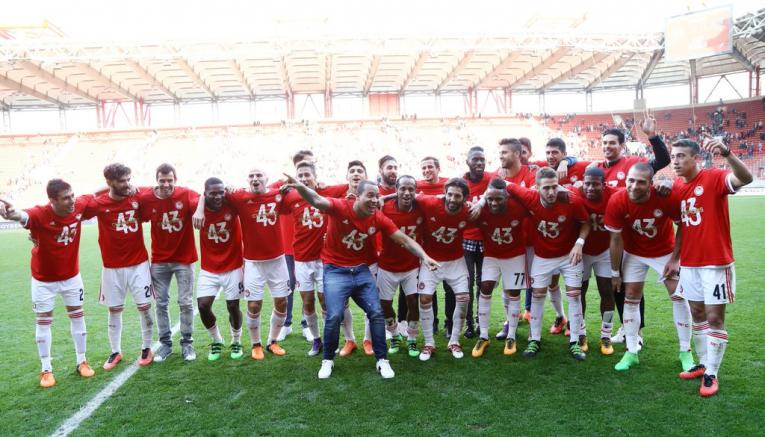 Pulido festeja el campeonato con sus compañeros