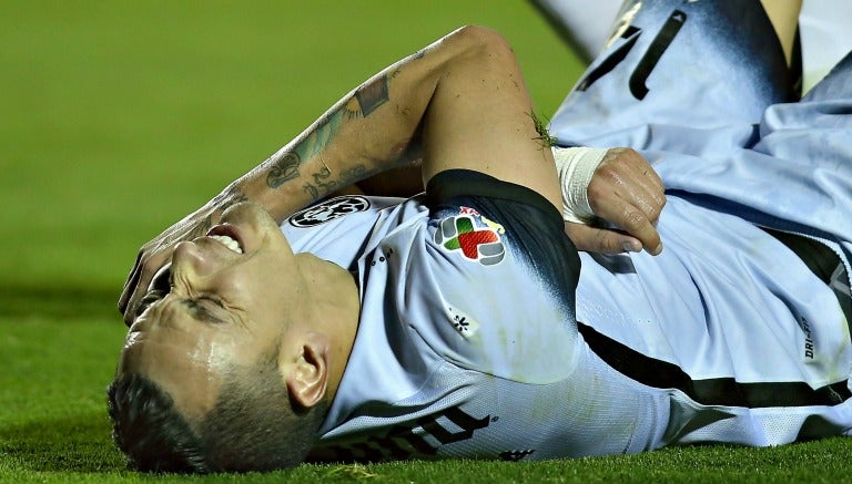 Sambueza, tendido en el césped durante el partido con Tigres