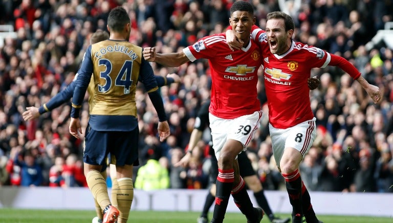 Rashford y Mata corren para festejar el segundo gol del United