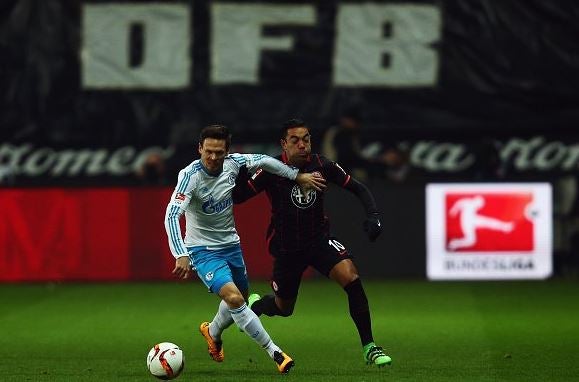 Marco Fabián pelea el balón con un jugador del Schalke 04