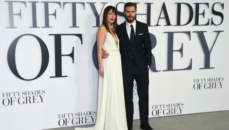 Dakota Johnson y Jamie Dornan posan en la premier de 50 sombras de Grey