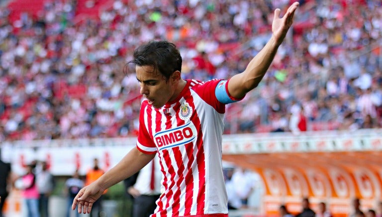 Omar Bravo le lamenta tras fallar el penalti