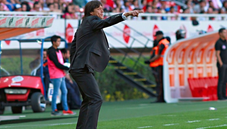 Matías Almeyda, dando instrucciones en un partido de Chivas