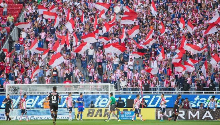 Aficionados de Chivas durante el partido contra Xolos