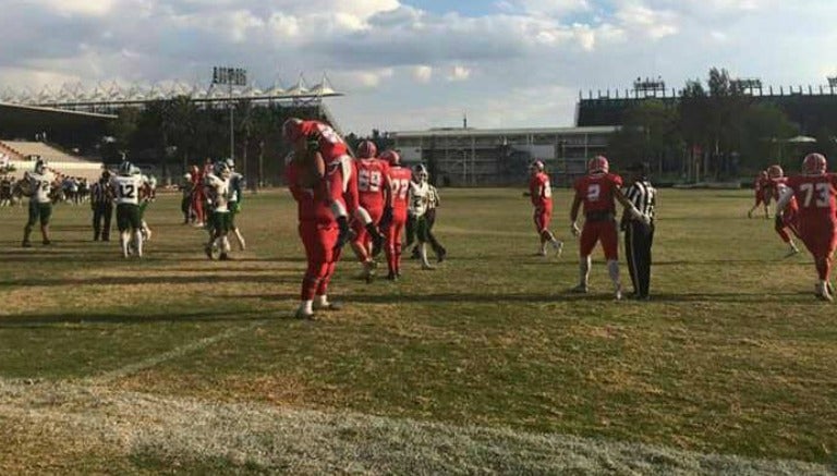 Los jugadores de las Águilas celebran un TD