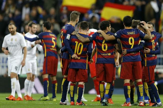 Jugadores del Barcelona celebran en el último Clásico Español