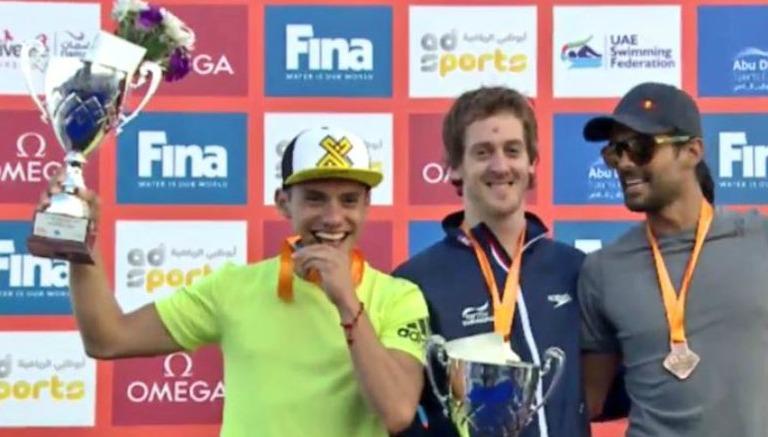 Jonathan Paredes, de playera amarilla, celebra su segundo lugar