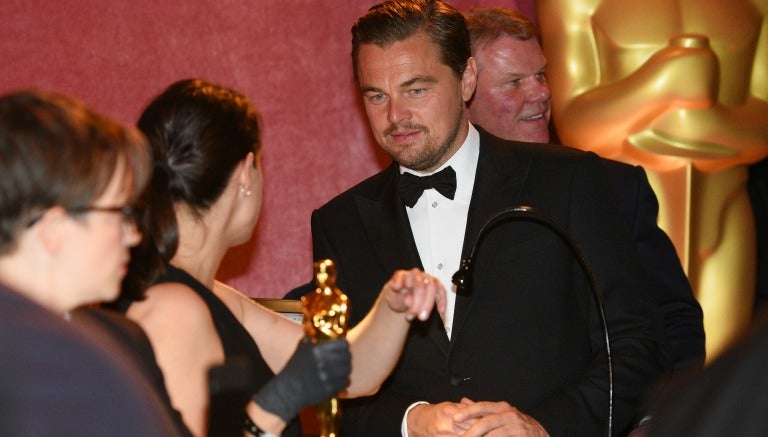 DiCaprio, mientras graban su nombre en el Oscar