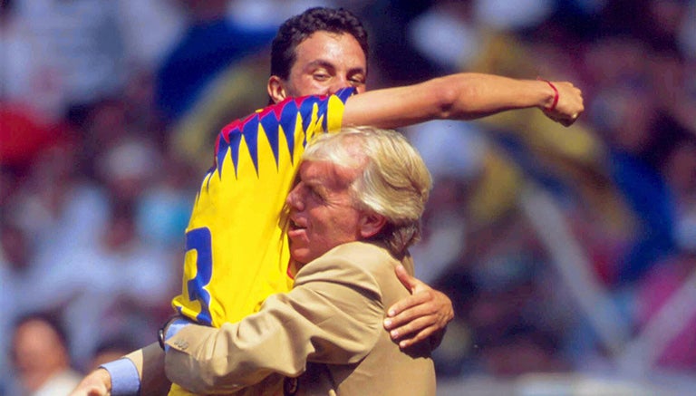 Beenhakker celebra un gol junto a Cuauhtémoc