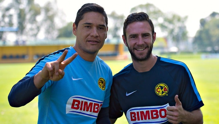 Moisés Muñoz y Miguel Layún con la playera de América