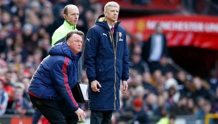 Van Gaal levantándose del césped en el partido frente al Arsenal