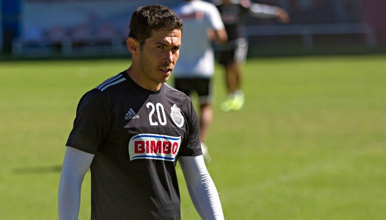 Israel Castro en un entrenamiento de Chivas