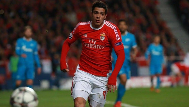 Raúl Jiménez disputando un cotejo con Benfica